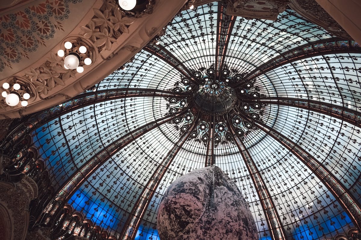 Découvrez les emblématiques Galeries Lafayette Printemps et Bon Marché